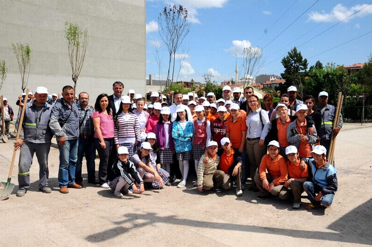 Tepebaşı'nda Çocuklar 1 Günde 1000 Adet Ağaç Dikti