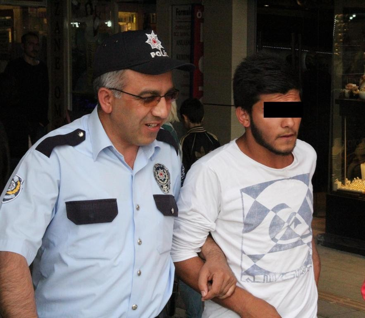 Tezgahtara Sinirlenip Bıçakla Saldırdı