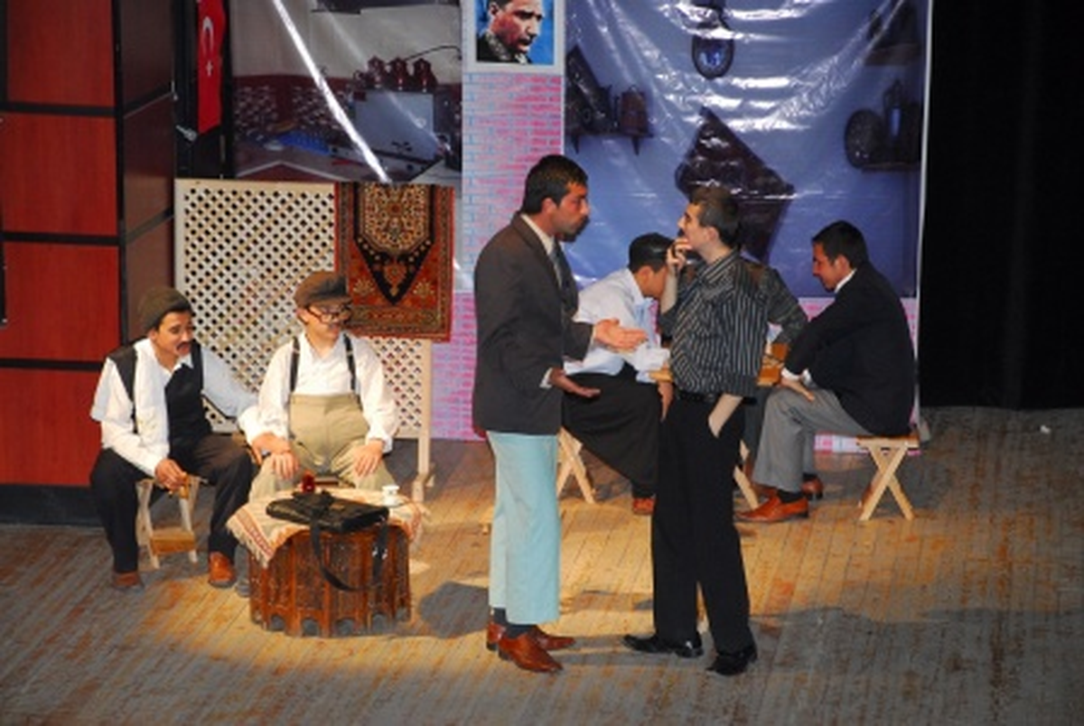 Tiyatro Festivali Yüz Güldürdü