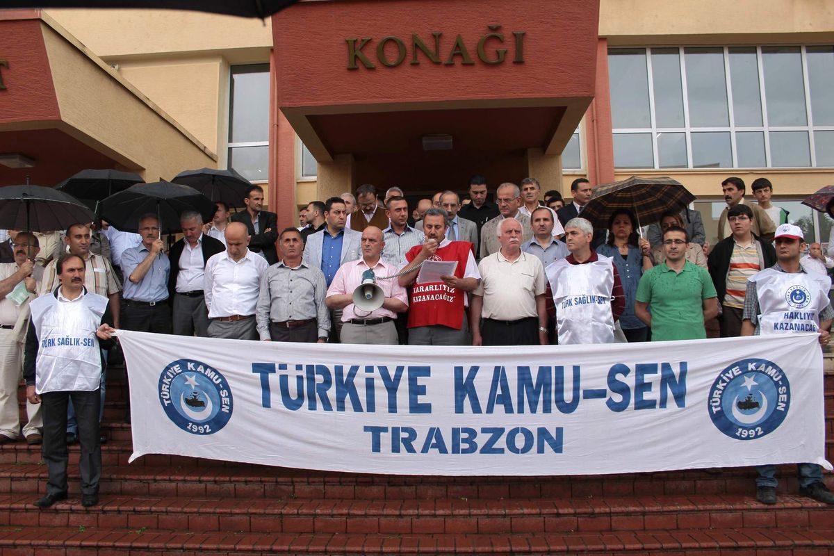 Trabzon'da Memurların Yağmur Altında '4+4' Tepkisi