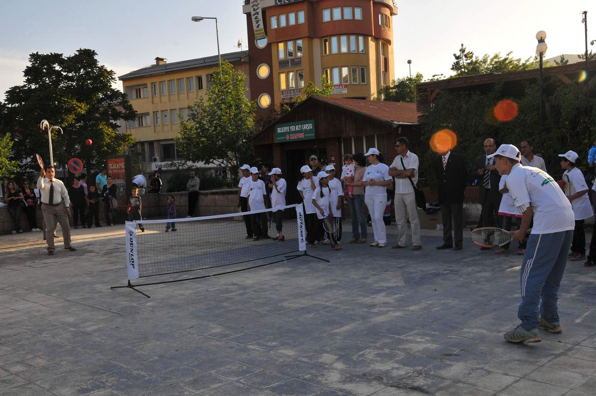 Tunceli'de Tenis Sokağa İndi