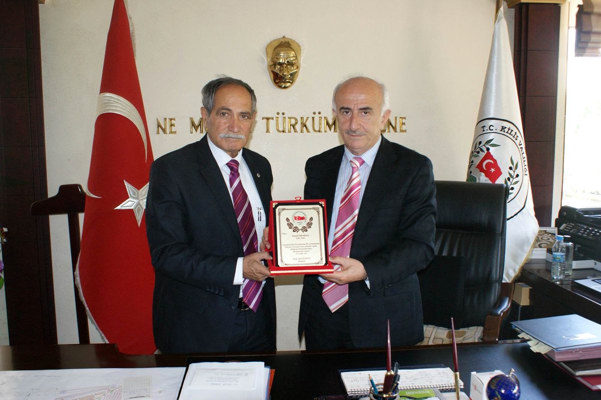 Vali Odabaş'a Plaket