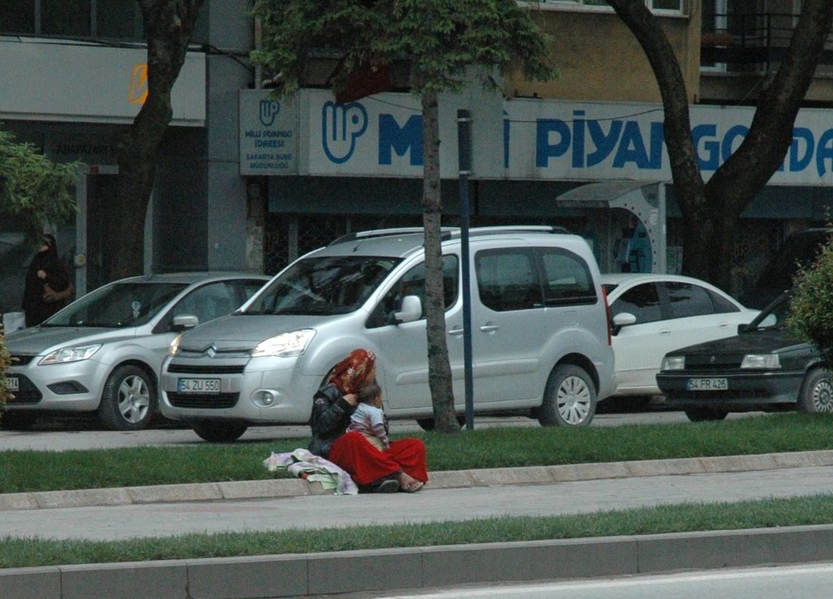 Vicdansız Anne 6 Yaşındaki Çocuğunu Dilendiriyor