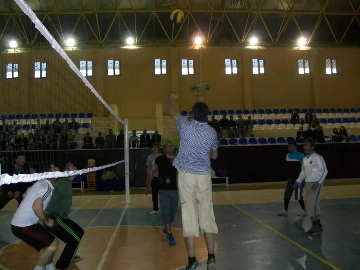Voleybol Turnuvasında Birincilik Kupasını Öğretmenler Aldı