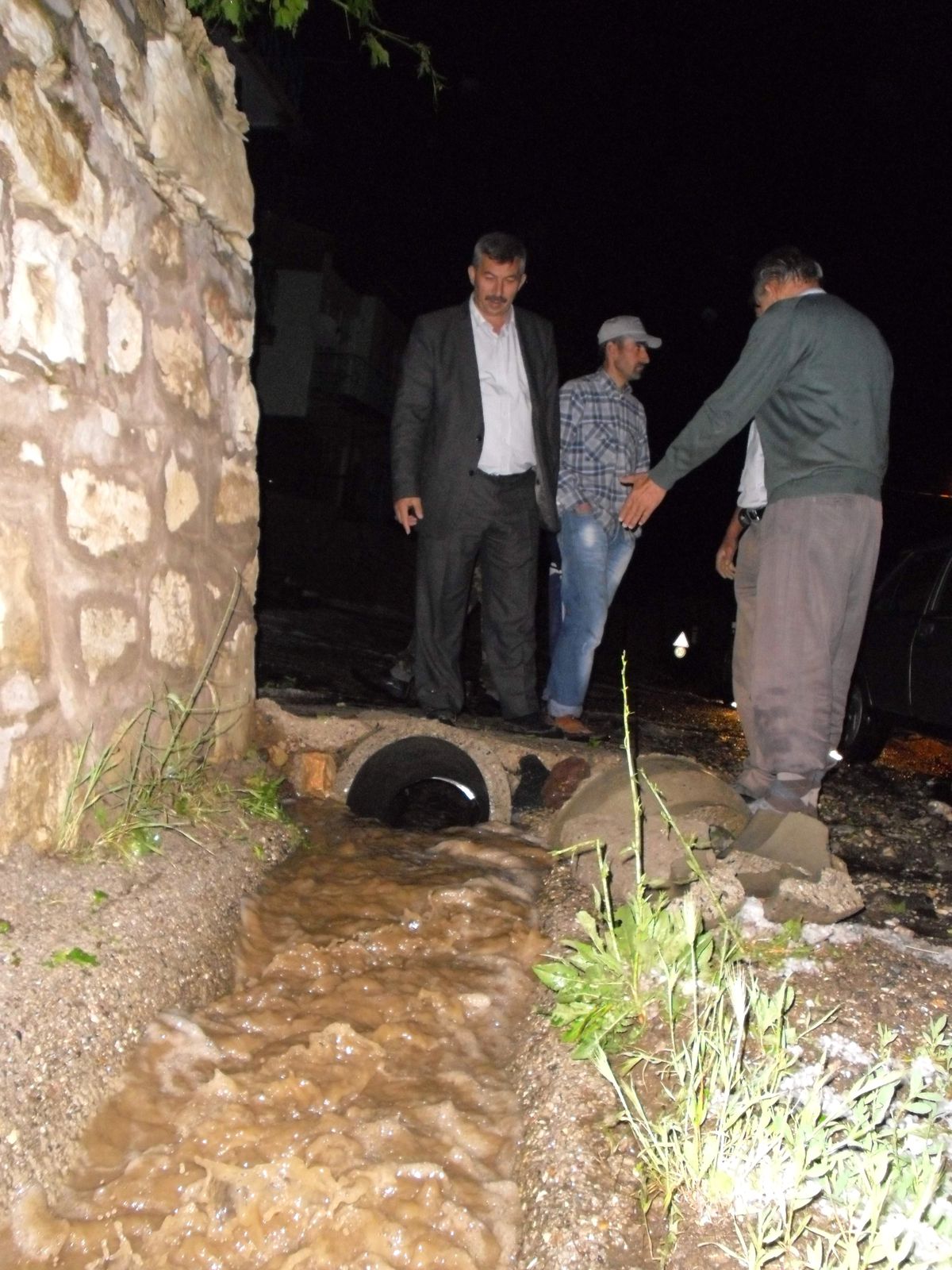 Yağmur ve Dolu Nedeniyle Evleri Su Bastı