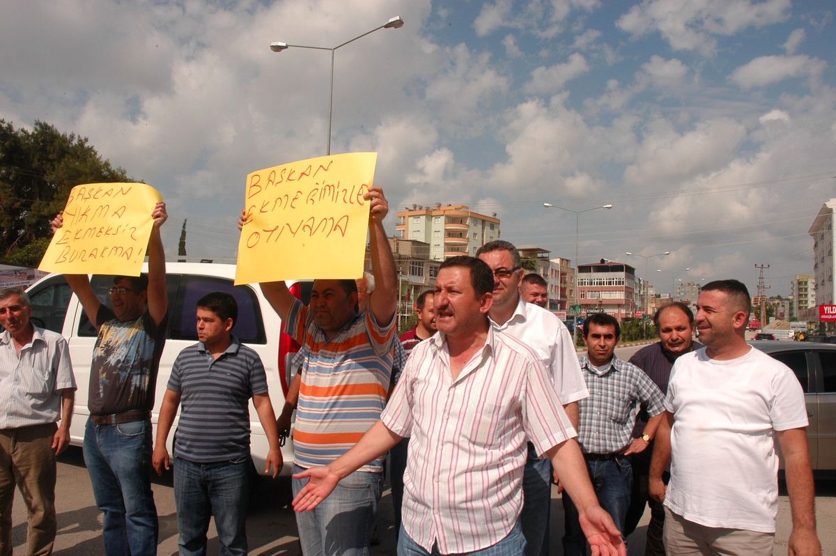 Yıkım Kararı Alınan Site Esnafı Yolu Trafiğe Kapatıp Eylem Yaptı