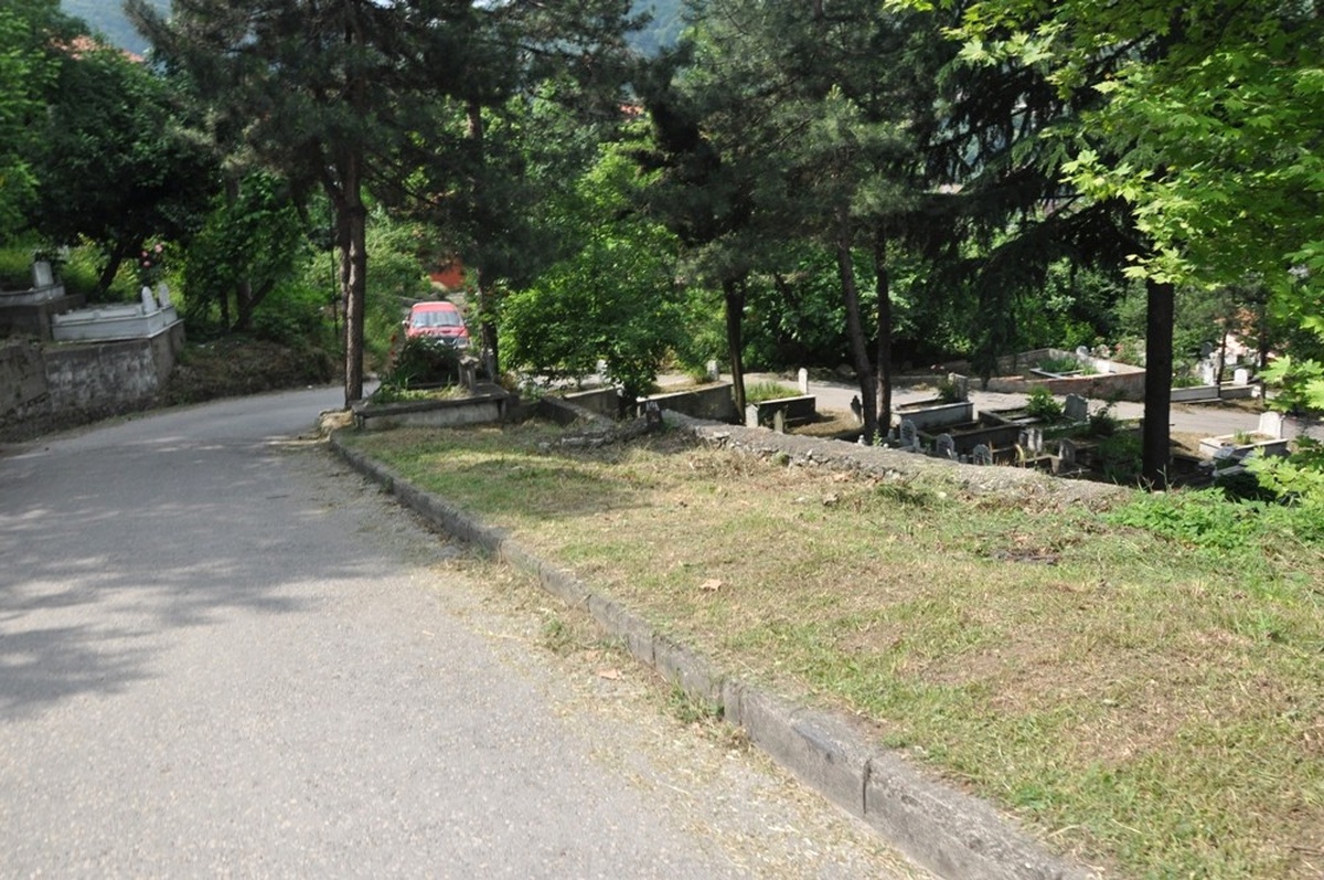 Zonguldak Belediyesi Mezarlıkları Temizliyor