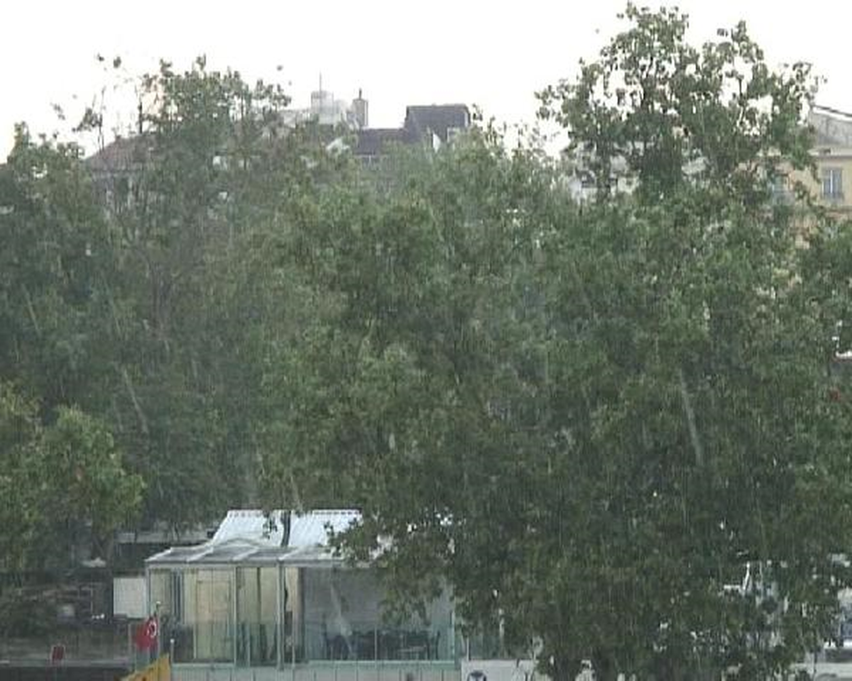 31 Mayıs'ta Taksim Meydanı'nda Kar Heyecanı Yaşandı