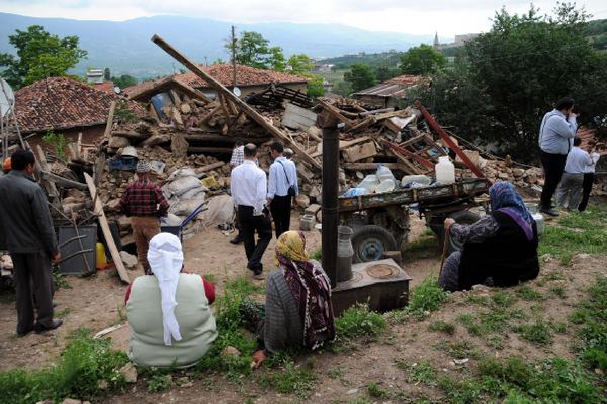 Ahşap Ev Çöktü, Enkaz Altında Kalan Kadını Komşuları Kurtardı