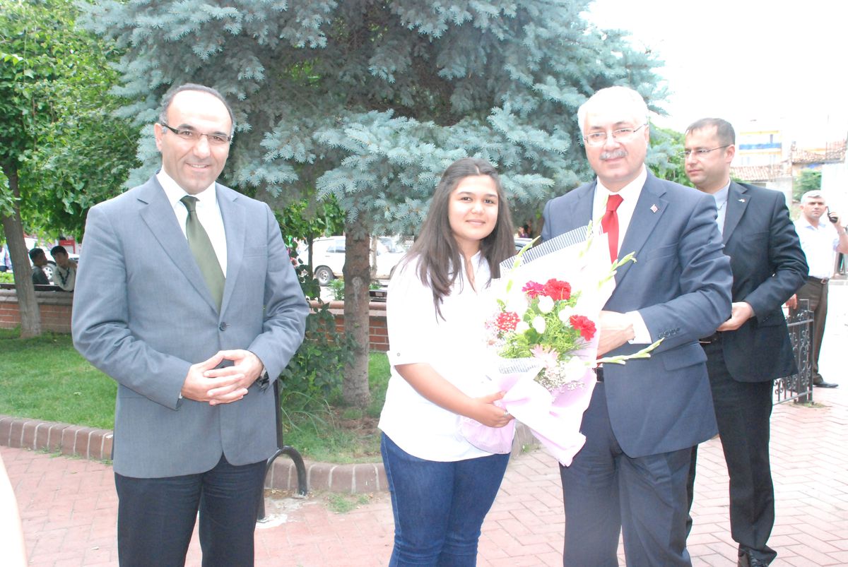 Akhisarlı Dev Öğrenciler Amfi-Tiyatro\'da Karar Kıldı