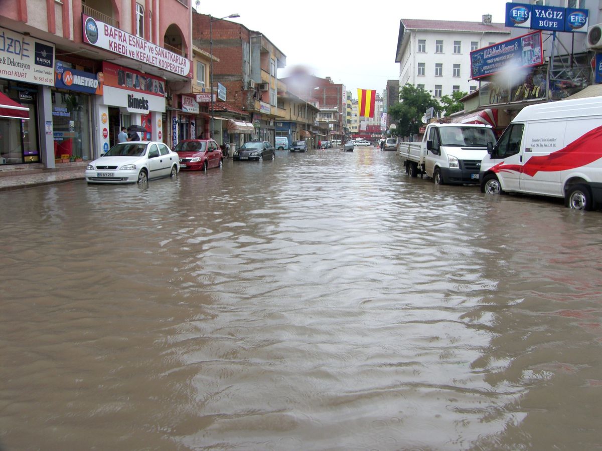 Bafra Sokakları Sular Altında Kaldı