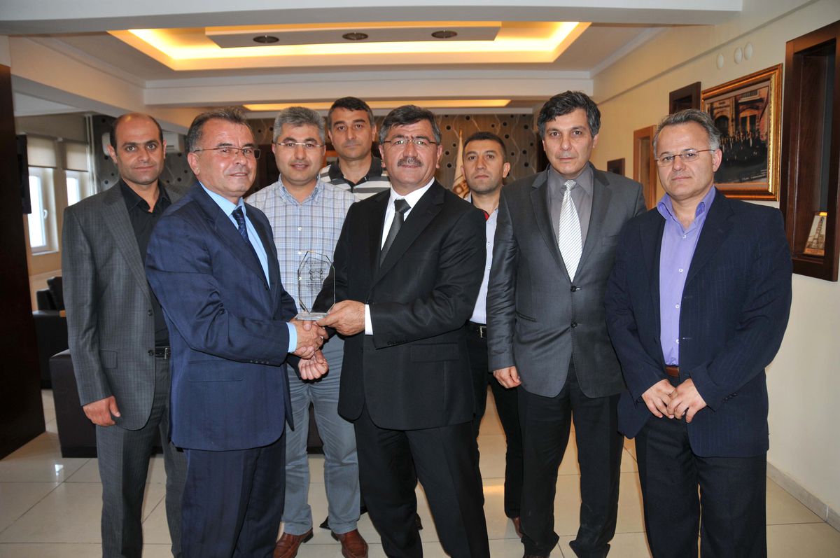 Başkan Akdoğan\'a Teşekkür Plaketi