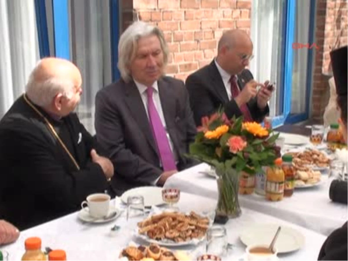 Berlin Büyükelçisi Karslıoğlu, Ermeni Cemaatini Ziyaret Etti