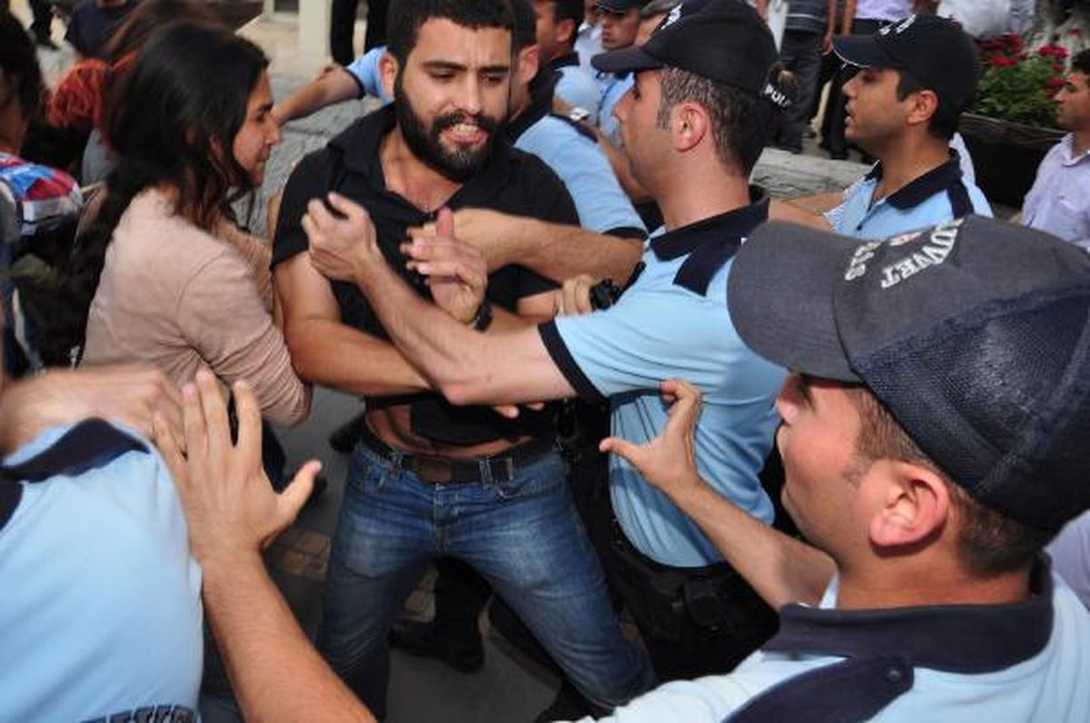 Burhan Kuzu'nun Konferansına Girmek İsteyen 13 Kişi Gözaltına Alındı