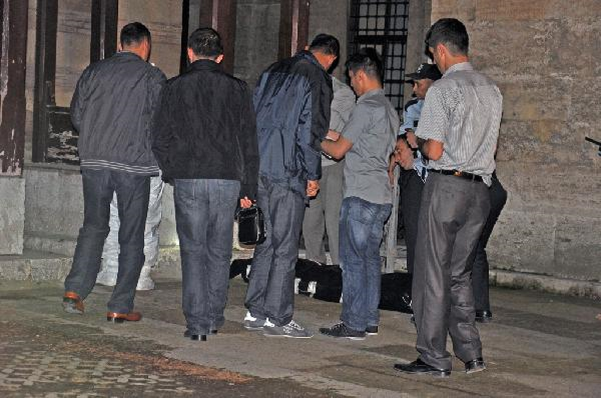 Cinayetten Aranan Şüpheli Cami Avlusunda İntihar Etti
