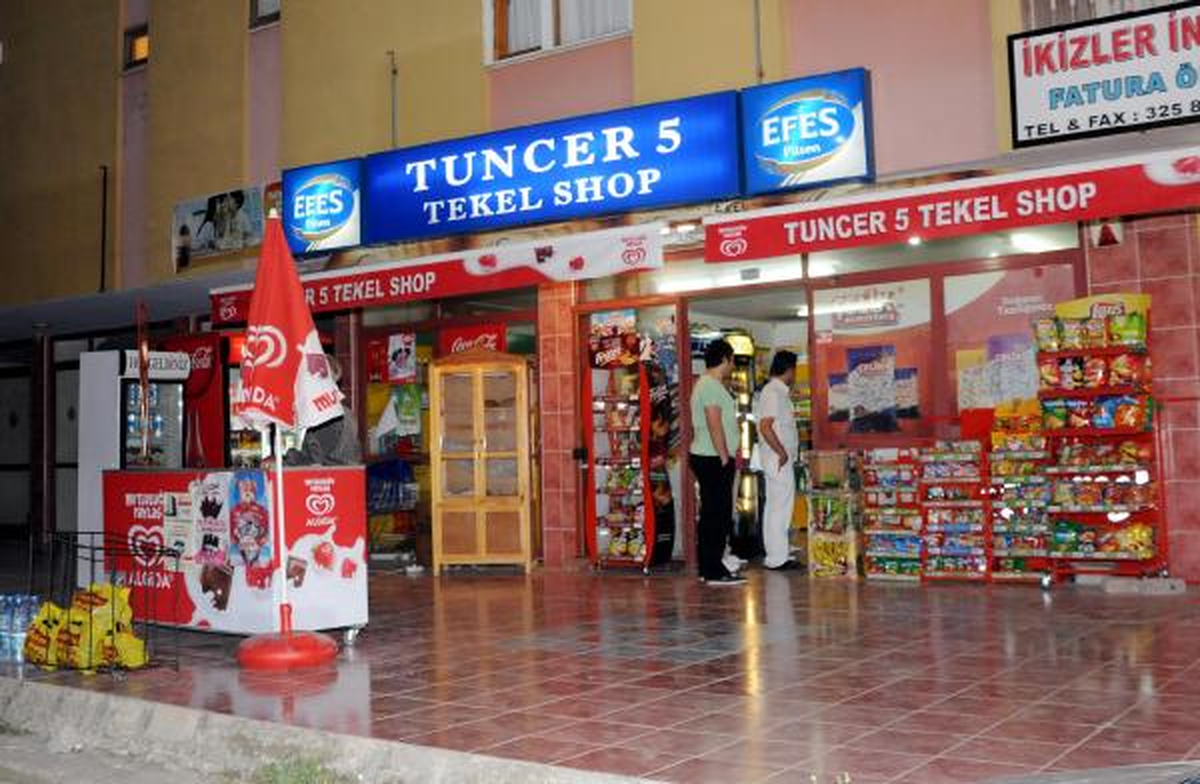 Çoraplı Gaspçılar 800 TL ve 10 Şişe İçki ile Kaçtı