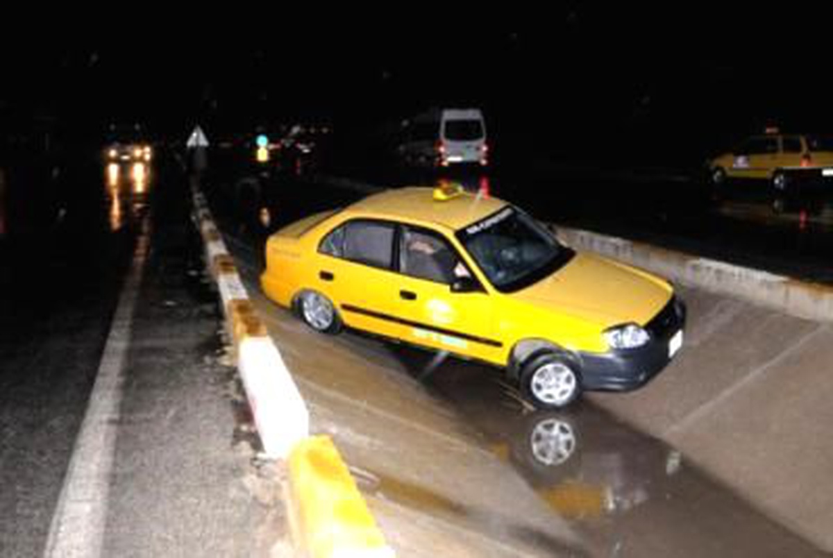Direksiyonda Kalp Krizi Geçiren Taksici, Orta Refüje Uçtu