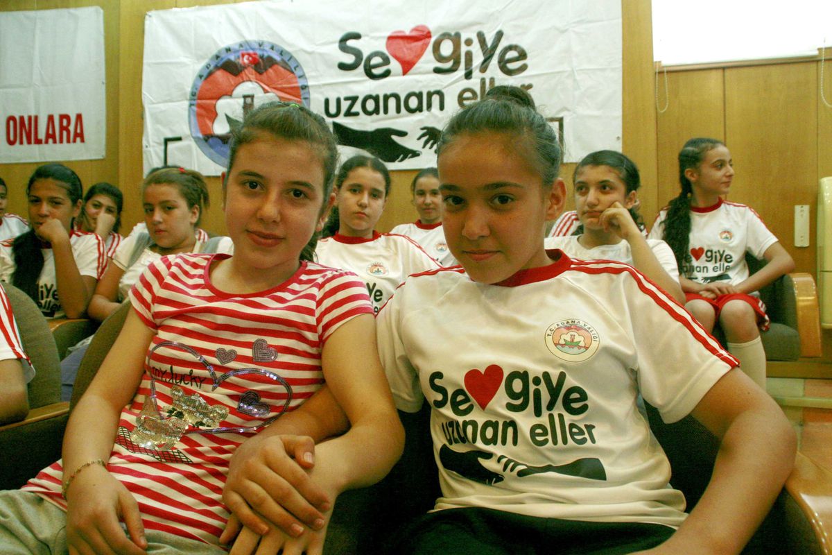 Eller 'Sevgi'ye Uzandı