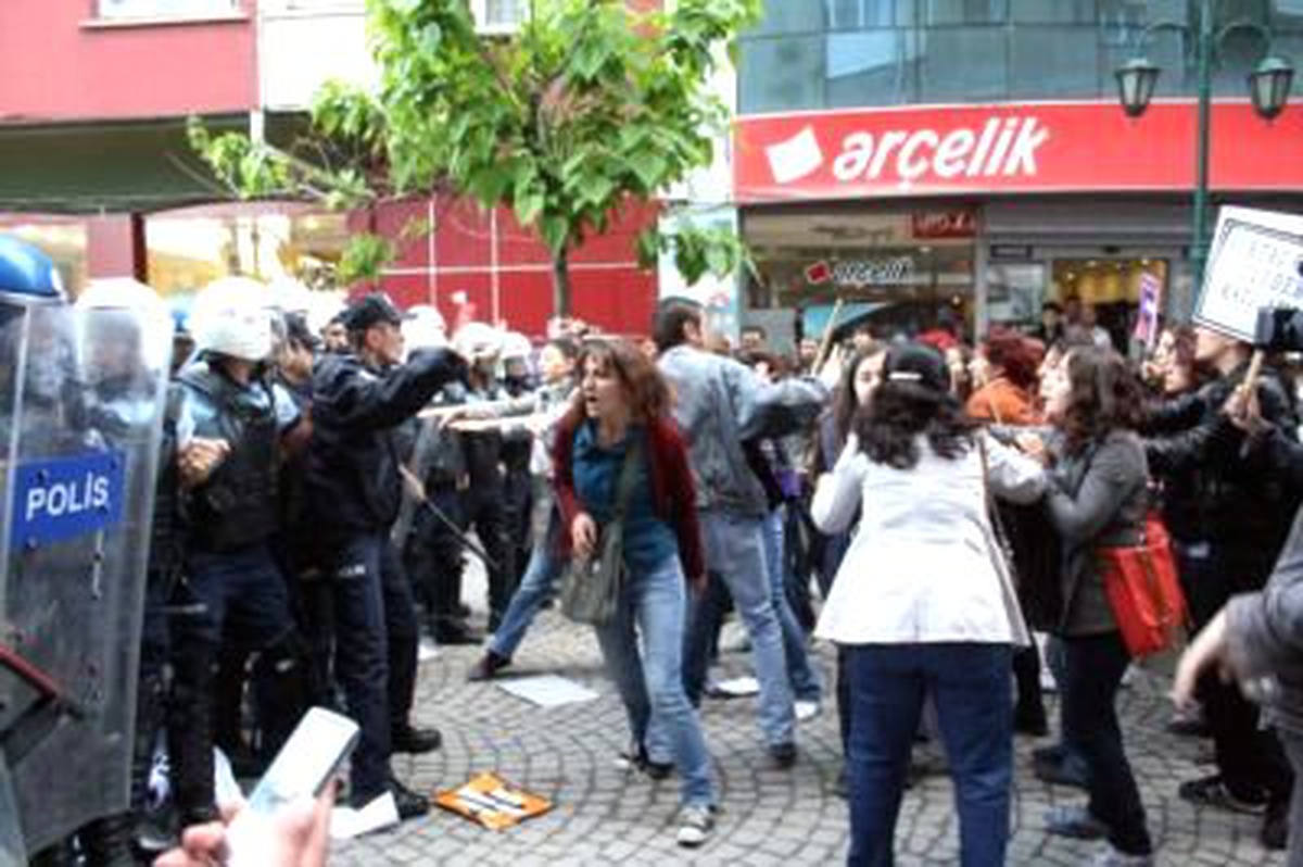 Eskişehir Ek Polis,kadınları AKP İl Binasına Yürütmedi: 8 Gözaltı