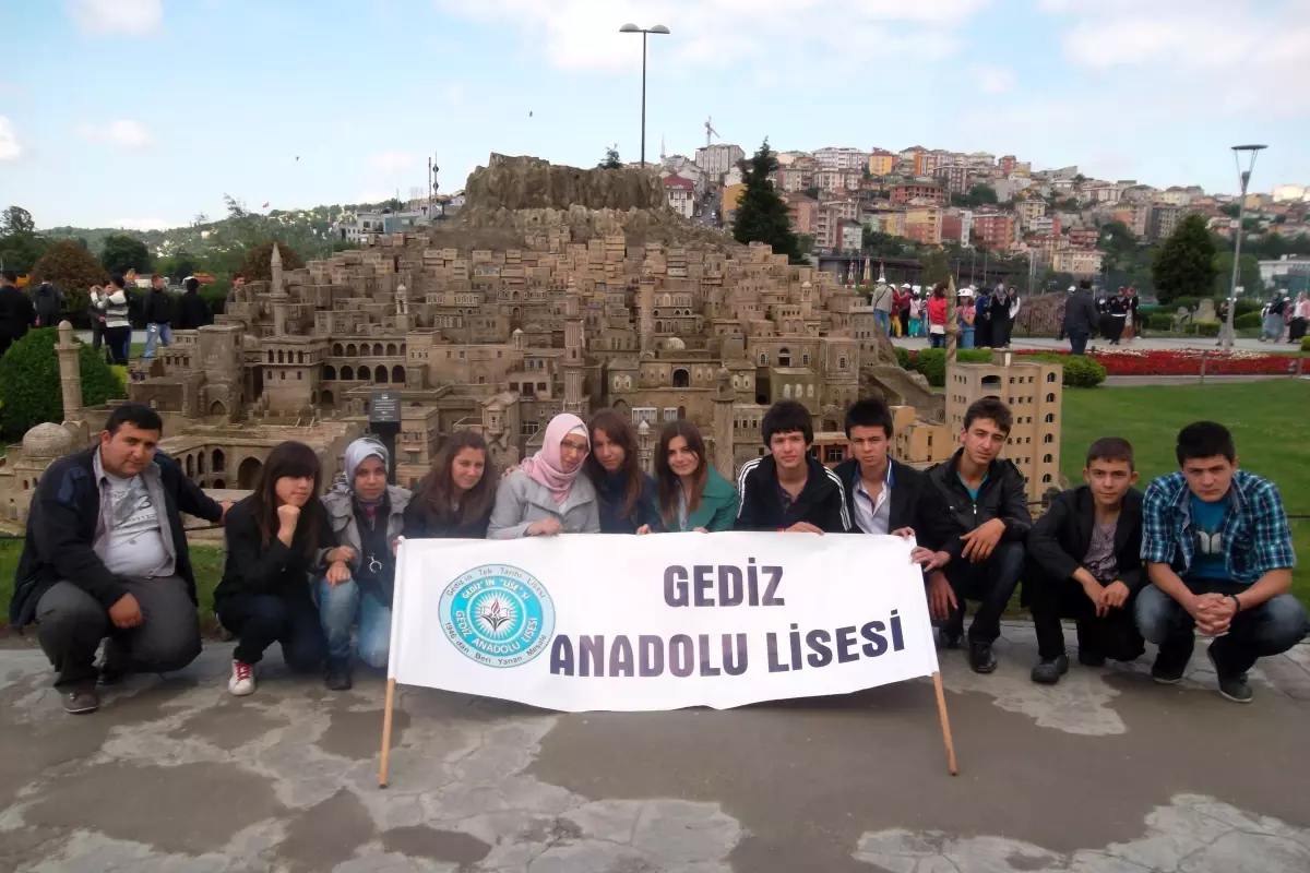 Gediz Anadolu Lisesi Gezi, İnceleme ve İzcilik Kulübü Öğrencileri İstanbul\'da