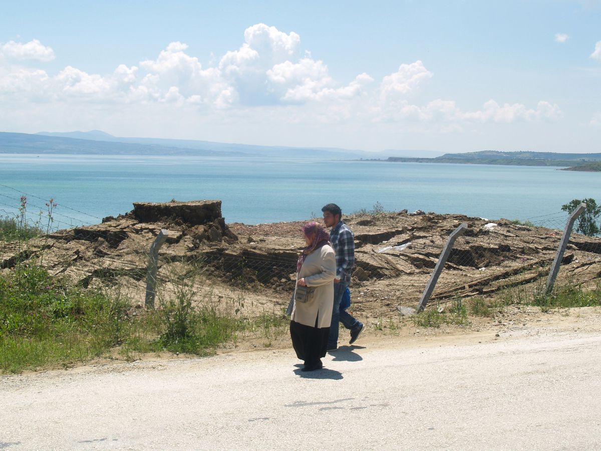 Gelibolu\'da Yol Denize Kayıyor