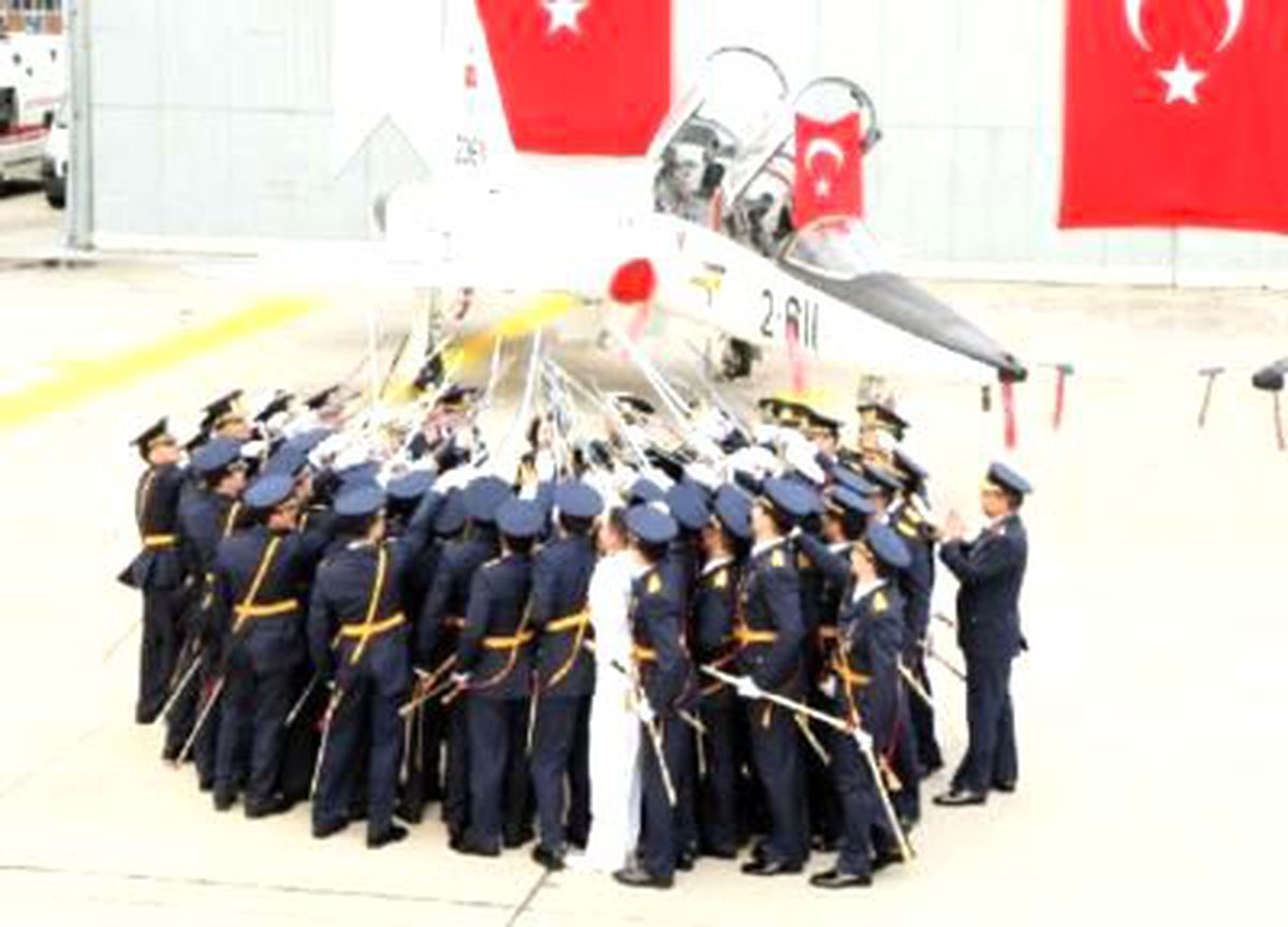 Genç Pilotlar Brövelerini Taktı
