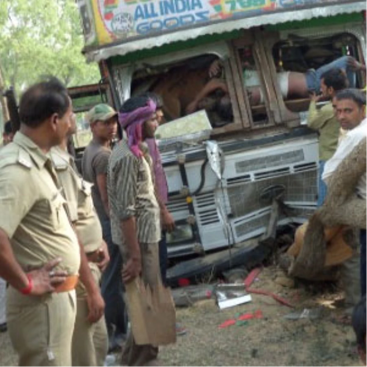 Hindistan\'da Kamyon Otobüsle Çarpıştı: 17 Ölü