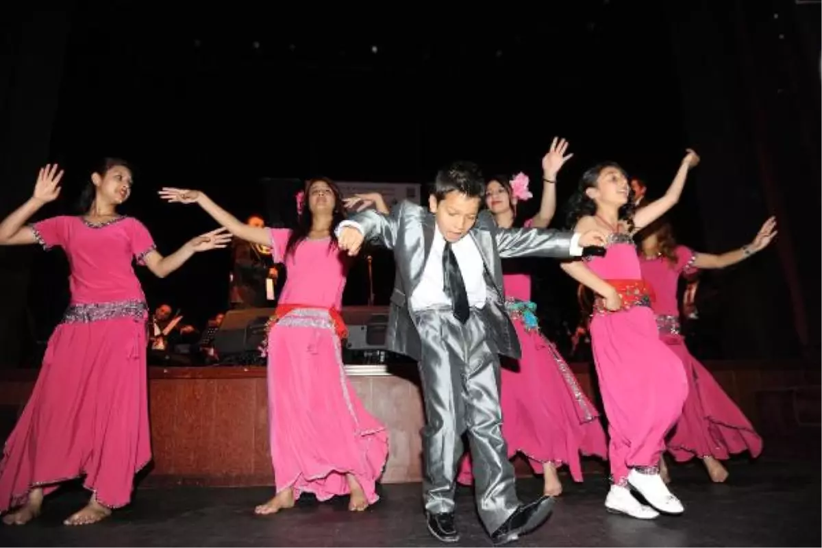 Hüsnü Şenlendirici, Bursa\'daki Roman Gecesinde Konser Verdi