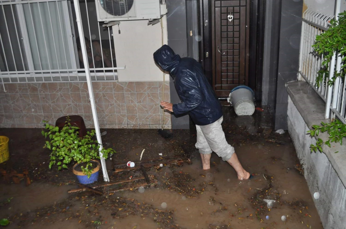 İzmir\'de Sağanak Yağış Nedeniyle Evleri Su Bastı
