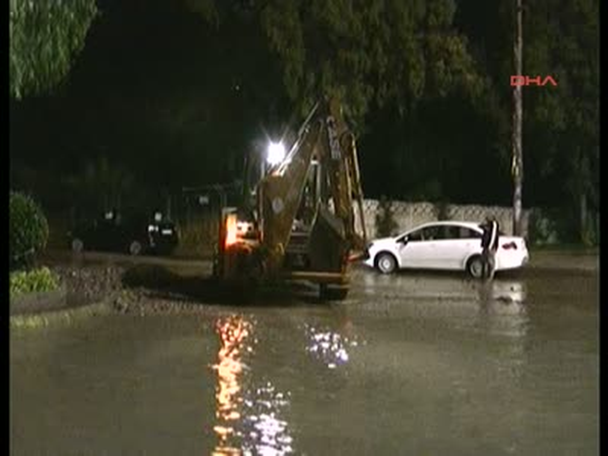 İzmir Ekg Sağanak Yağmur İzmir'i Olumsuz Etkiledi