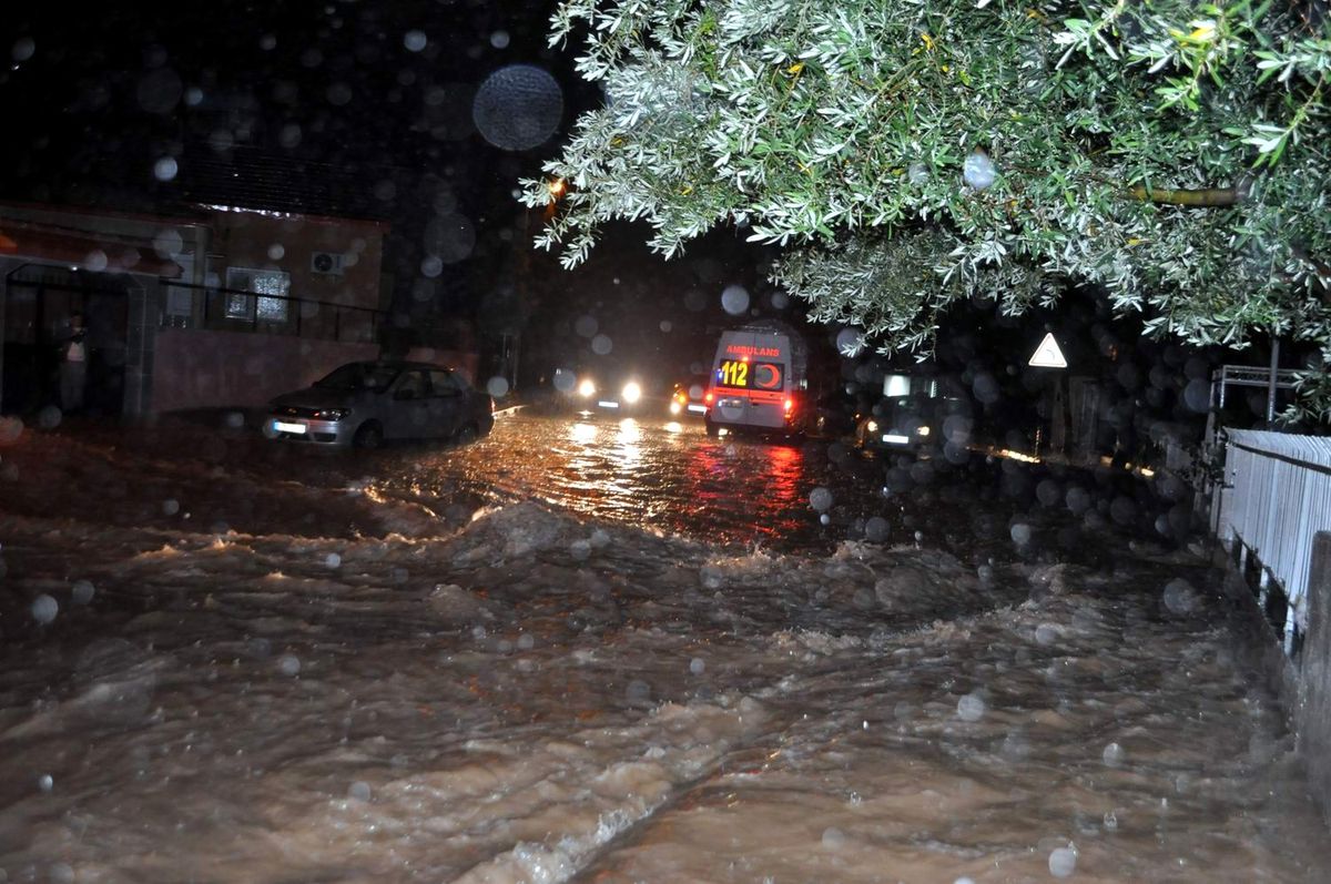 İzmir Sağanak Yağmura Teslim Oldu