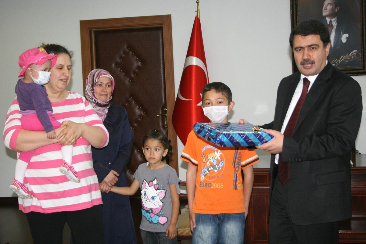 Lösemili Çocuklar Vali Şahin'i Ziyaret Etti