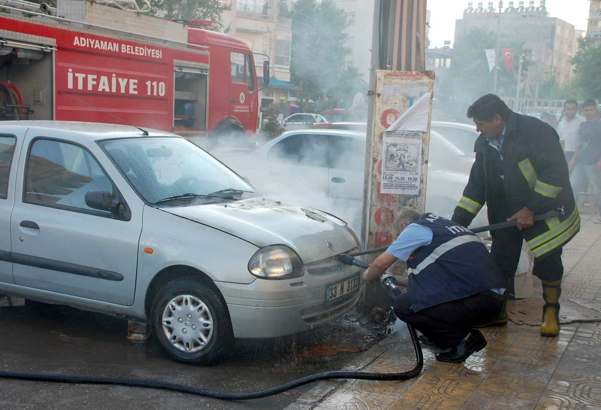 Mangal Közleri Otomobili Kül Ediyordu