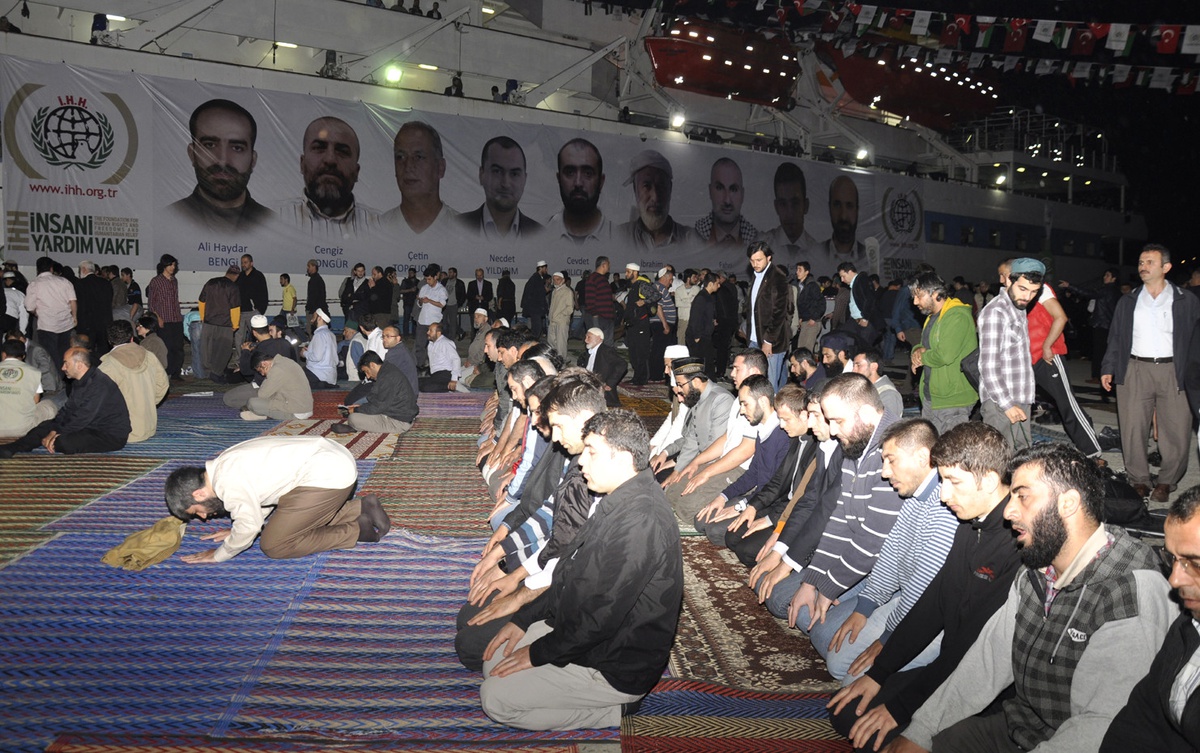 Mavi Marmara Gemisi'nde Ölenler Sabah Namazı ile Anıldı...