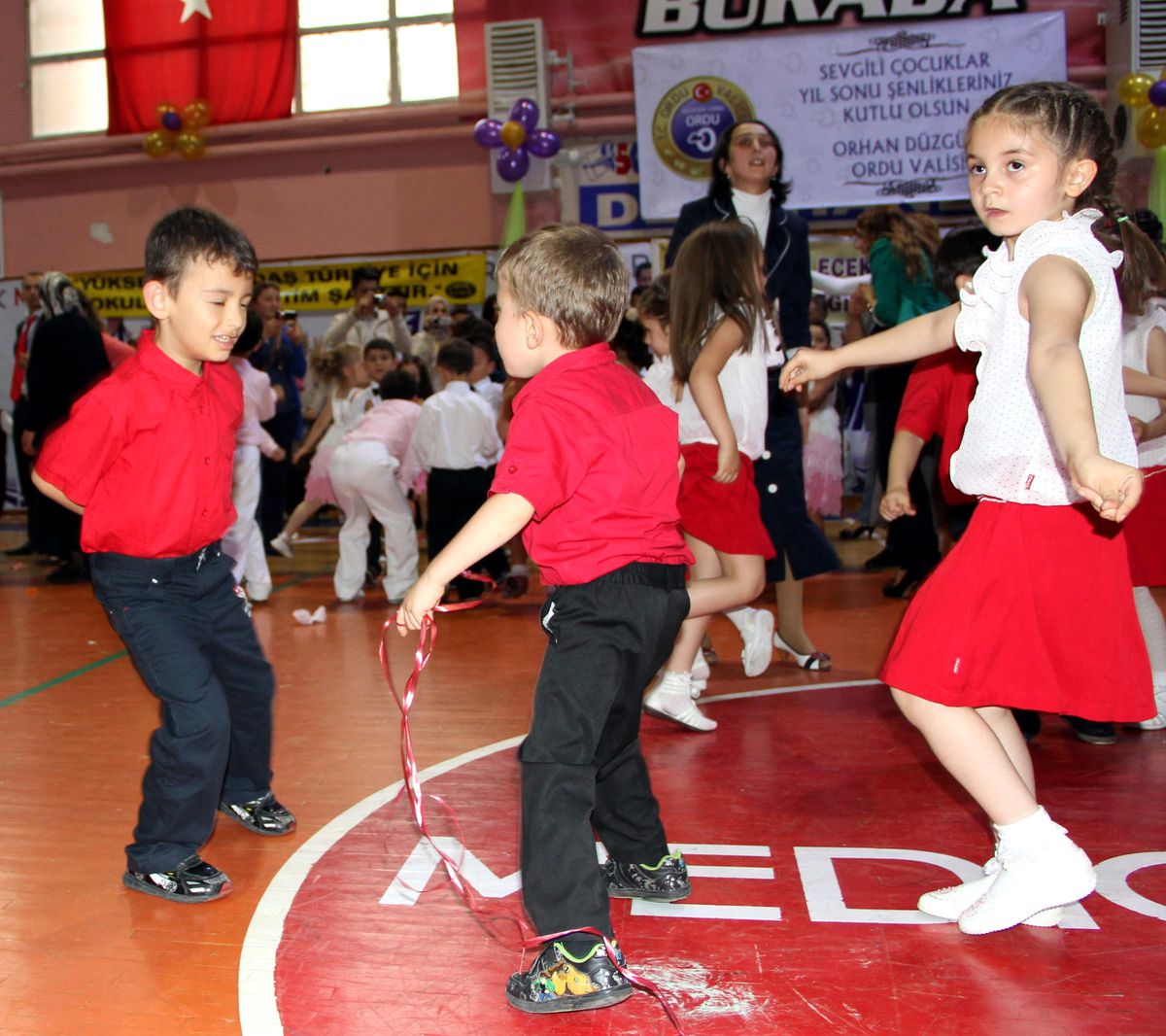 Miniklerden Kolbastı Şov