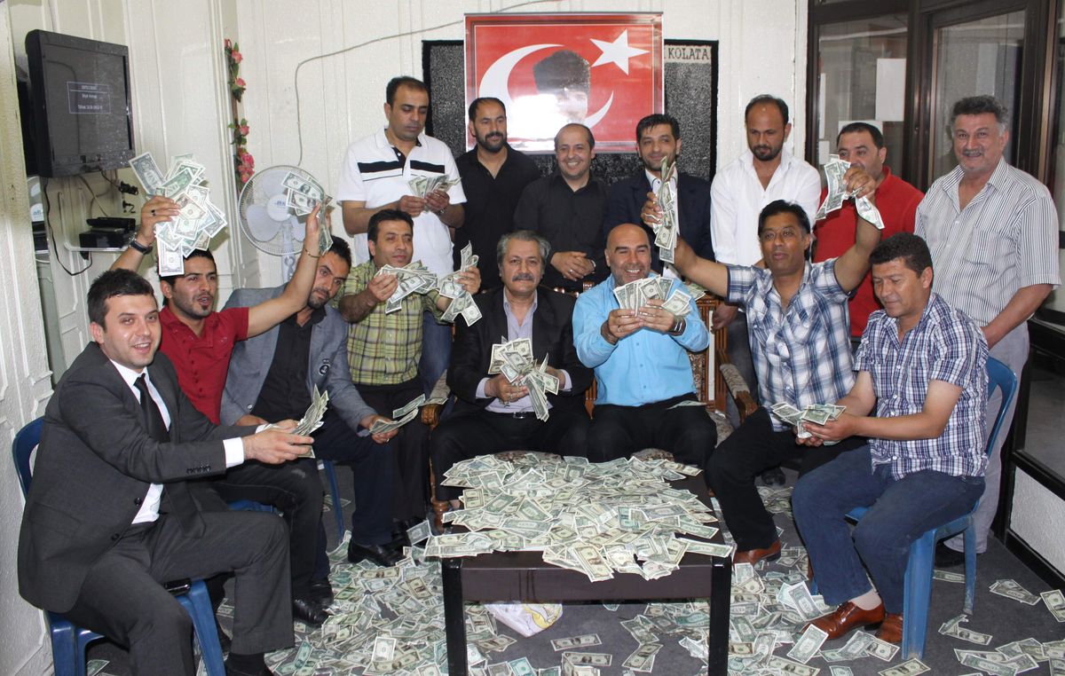 Müzisyenler Düğünde Topladıkları Sahte Dolarları Ayaklar Altına Aldı