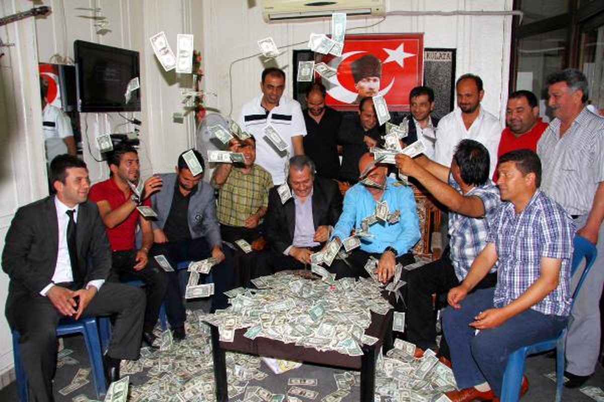 Müzisyenler Sahte Dolarlarla Basın Toplantısı Düzenledi