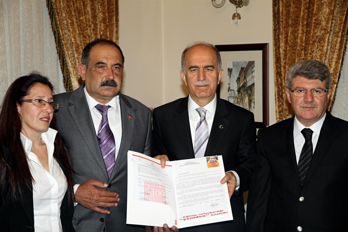 Parasını Eğitime Harcıyor