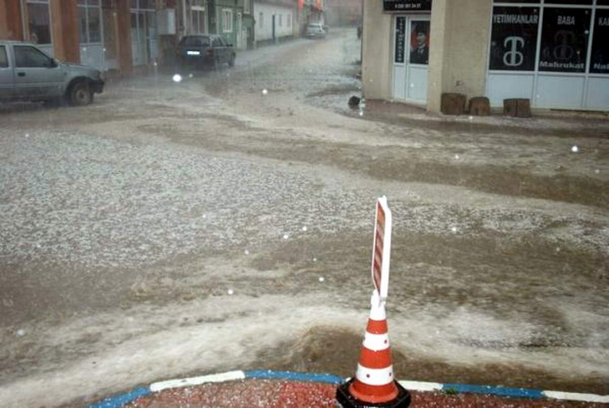 Pazaryeri'nde Dolu Hayatı Felç Etti