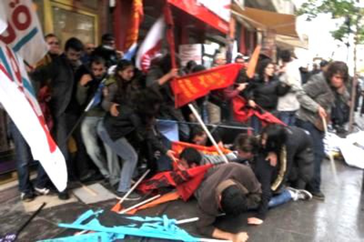 Polis, Aynı Yerde Yine AK Parti Binasına Yürümek İsteyen Gruba Müdahale Etti