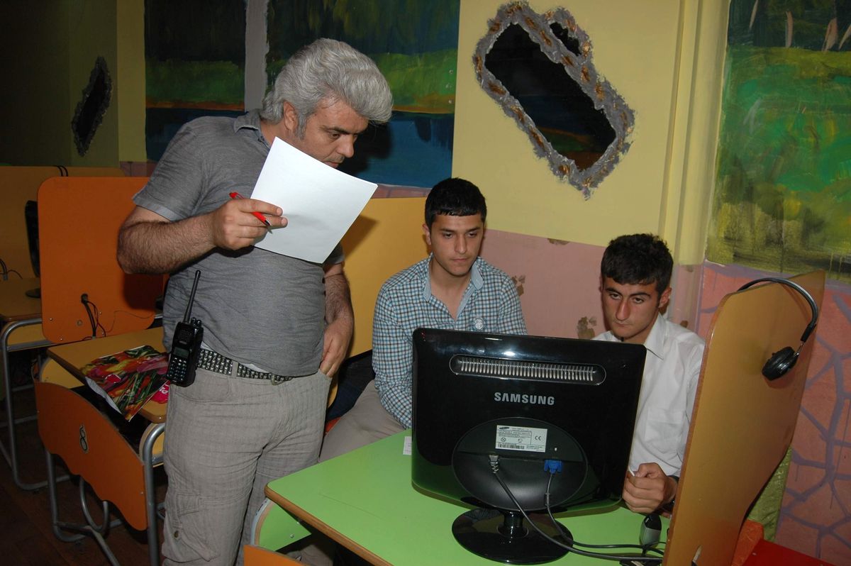 Polisden İnternet Cafelere Baskın
