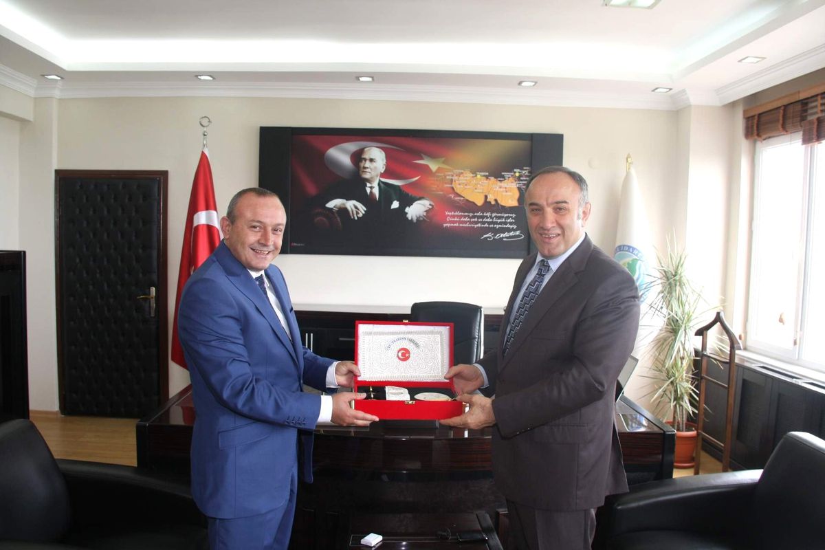 Rize Valisi Müftüoğlu'ndan Vali Kızılcık'a Veda Ziyareti