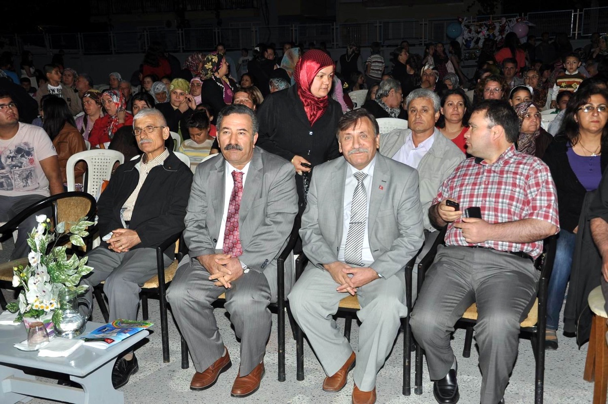 Salihli Cumhuriyet İlköğretim'de Mezuniyet Coşkusu