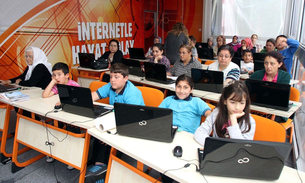 Ttnet, 72 Yaşındaki Mukaddes Sezer'i İnternetle Tanıştırdı