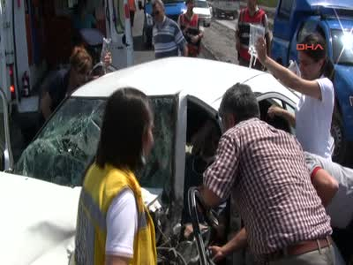 Turist Otobüsü Otomobille Çarpıştı; 35 Yaralı
