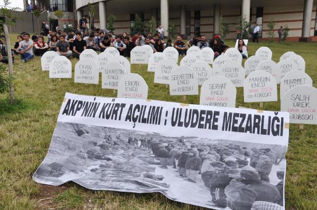 Üniversite Öğrencilerinden Mezar Taşlı Protesto