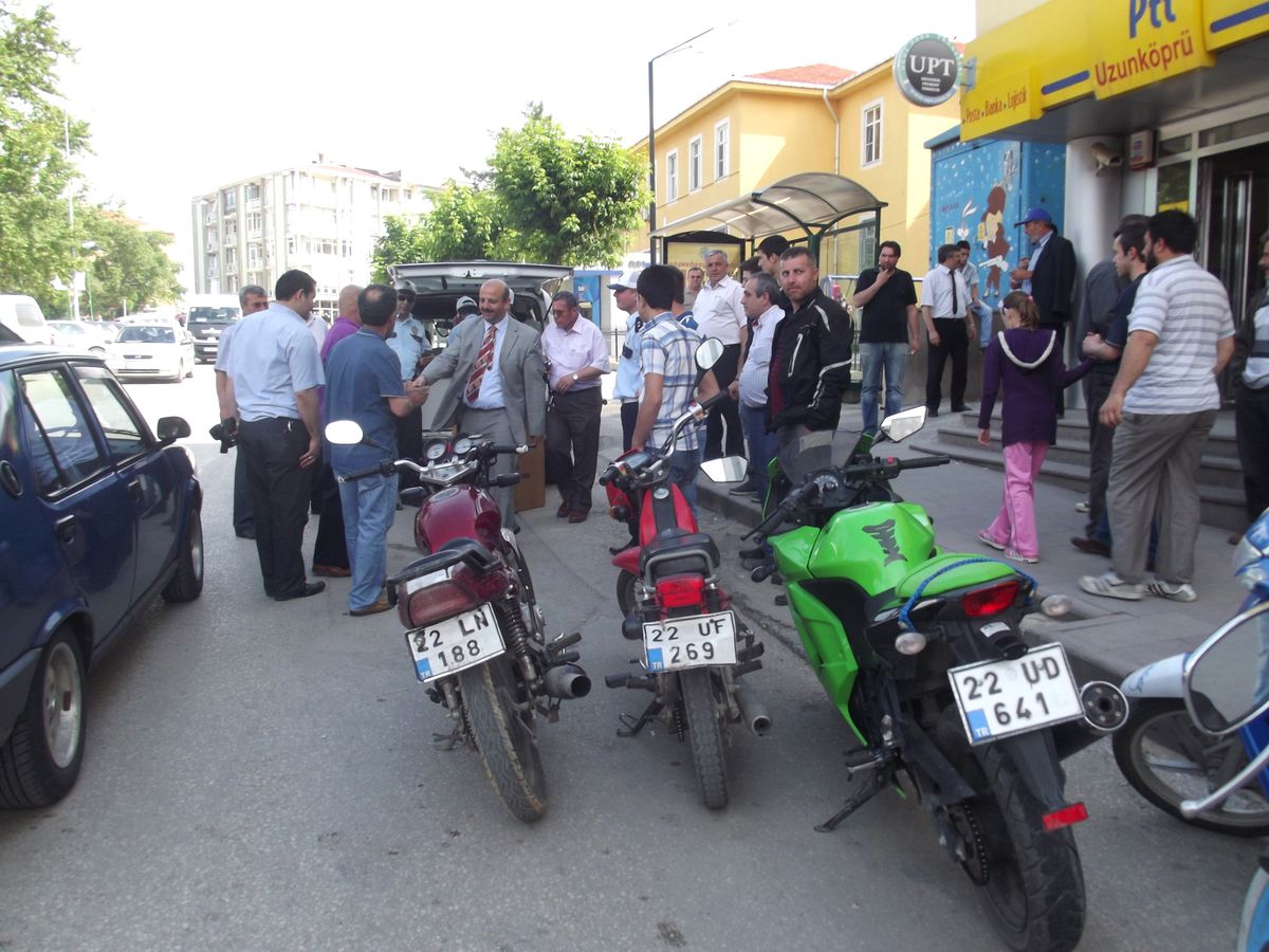 Uzunköprü'de Motorsiklet Sürücülerine Kask Hediye Edildi