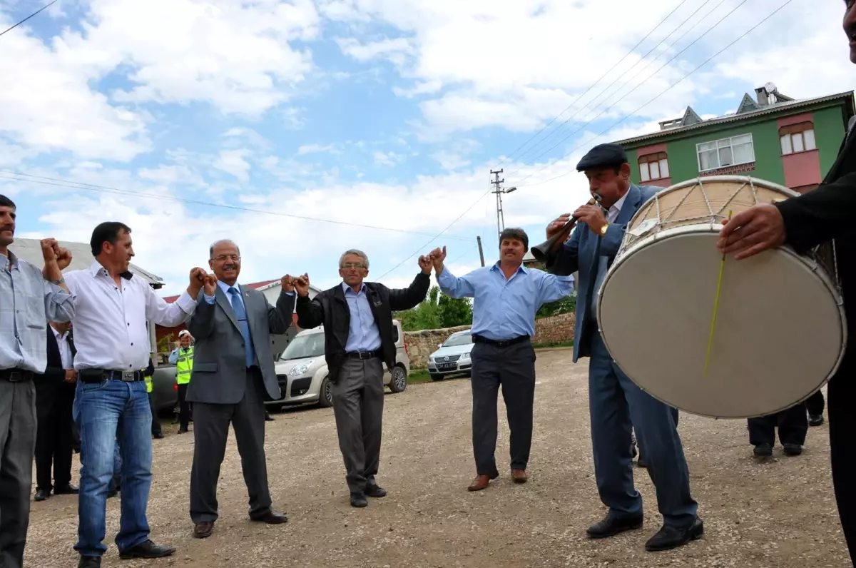 Vali Ali Kolat\'ı Köylüler Halaylarla Karşıladı