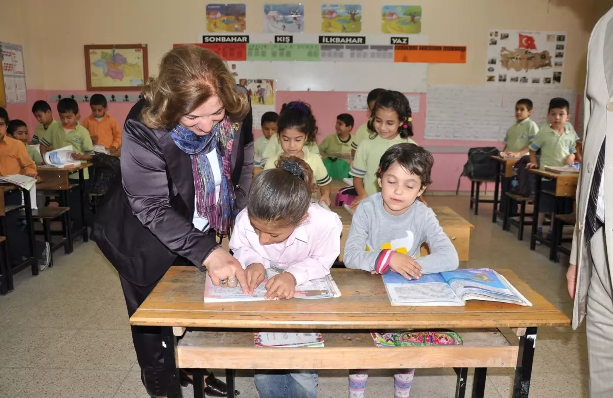 Vali Eşi Gülsüm Çolak'tan Okul Ziyareti