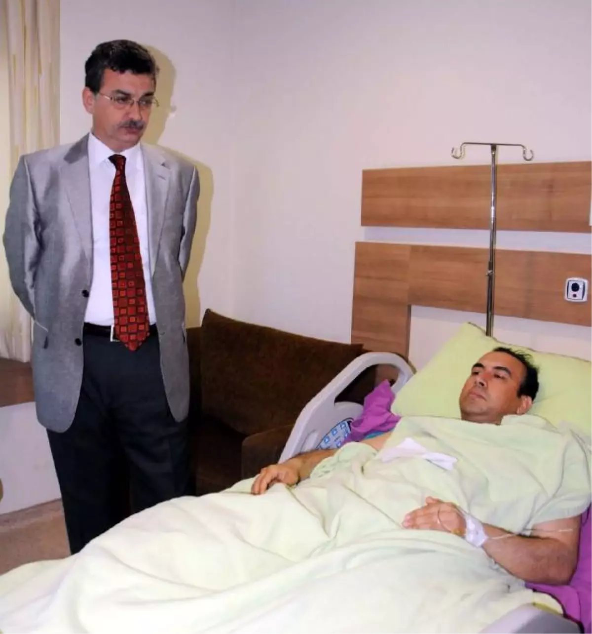 Vali Güvenç, Bıçaklanan Doktoru Ziyaret Etti